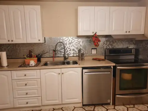 Beau et grand 5.1/2 (au 1er etage d'un DUPLEX+ petit coin familial) . acces au jardin qui donne sur...