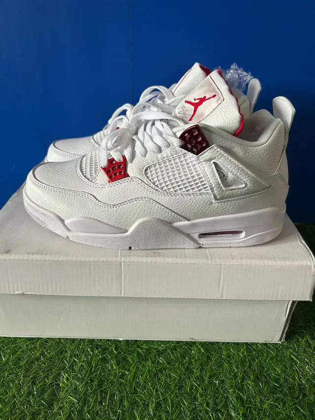 Jordan 4 Metallic Red - Size 9.5 in Men's Shoes in Mississauga / Peel Region - Image 3