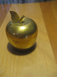 Cloche en forme de pomme en brass. Hauteur : 3 pouces.