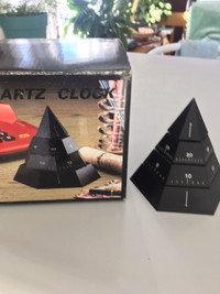 Quartz clock, horloge en forme de pyramide