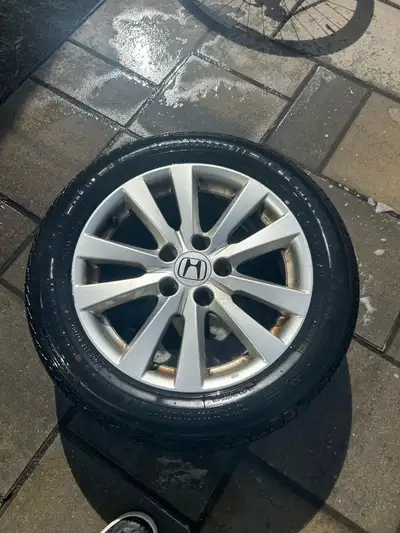 Je vends un ensemble complet de 4 pneus déjà installés sur jantes d’origine Honda, prêts à être posé...