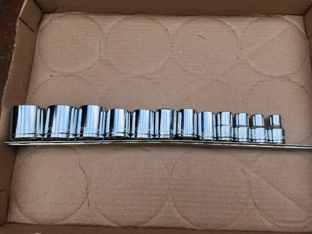 1/2 Driver 12 Pc Metric 12 Point Socket Set With Organizing Rail in Hand Tools in Windsor Region - Image 2