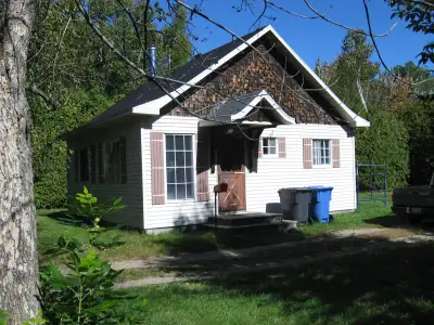 Petite maison a vendre, beaucoup de travaux de rénovation a faire, sur terrain de 100 pi. x 100 pi....