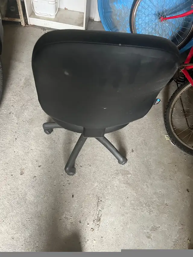 Swivel leather office chair in Chairs & Recliners in Markham / York Region - Image 5