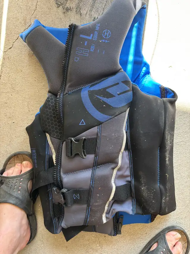 life jacket in Water Sports in Grande Prairie - Image 2