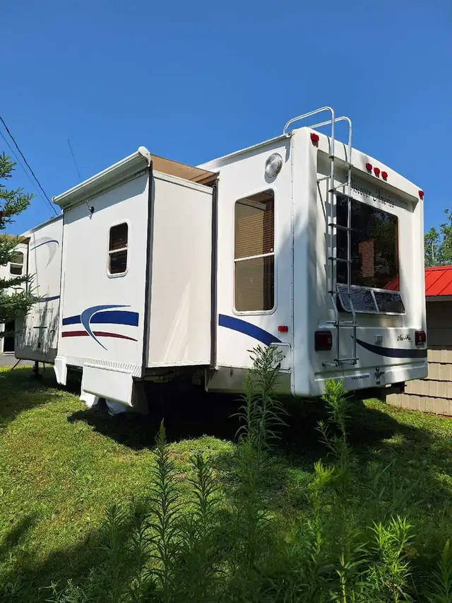 2004 NU-WA Hitch Hiker Discover America Touring Coach 35 in Travel Trailers & Campers in New Glasgow - Image 3