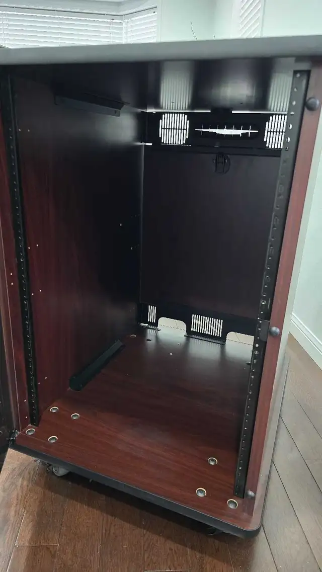 Middle Atlantic Mobile Furniture Rack, MFR 1627GC  in Performance & DJ Equipment in Oakville / Halton Region - Image 4