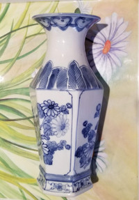 A Vintage blue and white china vase，