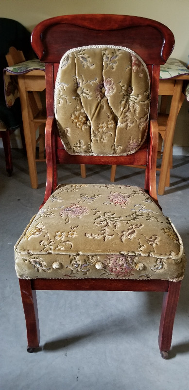 Chaises antique dans Chaises, Fauteuils inclinables  à Ville de Québec