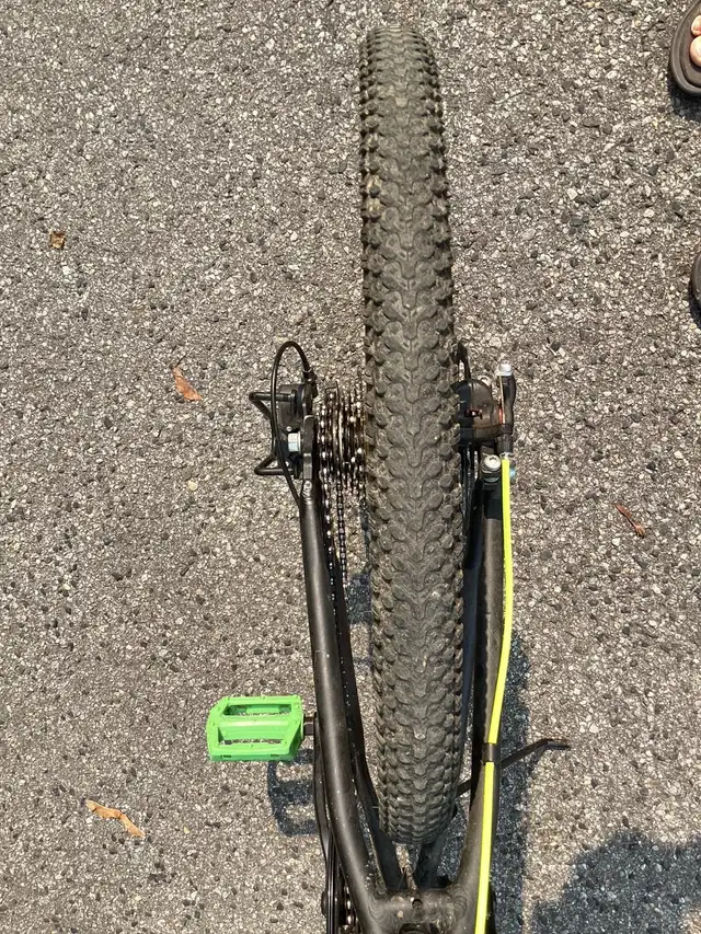 Genesis Barracuda 2.0 Disc Youth Mountain Bike 24 inch  in Mountain in City of Montréal - Image 4