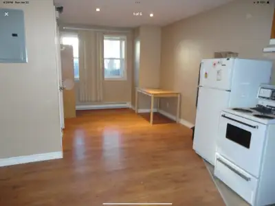 Bachelor basement space 900$ CAD a month. Available as of July 1 2025. 1 open space bachelor no clos...