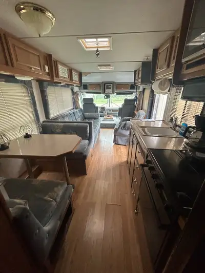 -32 ft class A motor home -454 engine - 94,000 km -onan generator - built in vacuum - hydraulic jack...