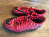 Souliers soccer Nike Hypervenom soccer shoes (size 5Y ou 37.5)