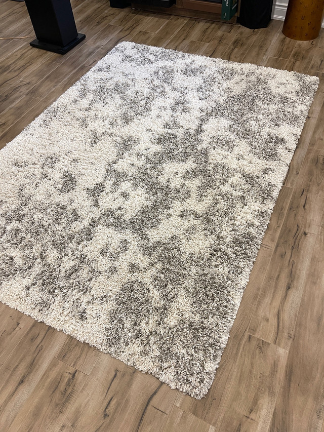 Modern rug and carpet  in Rugs, Carpets & Runners in Markham / York Region - Image 2