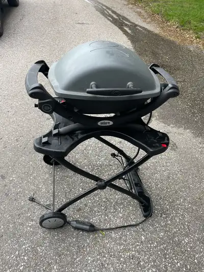 I'm selling a used Weber Q1400 electric grill, perfect for small spaces and easy grilling. It's idea...