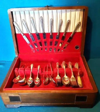 1847 Rogers 8 piece Setting Flatware Can be seen at DD Antiques 15 Gray Ave. Long Sault 9am to 4pm ....