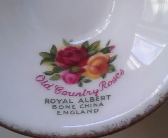 Royal Albert Bone China " Old Country Roses" Urn in Arts & Collectibles in Oshawa / Durham Region - Image 4