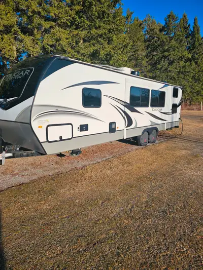 2022 Cougar 29BHS Travel Trailer Watch the You tube video for a review of this model. Its the best l...