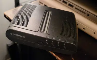 This is a used Speedtouch modem, perfect for basic internet needs. It has some wear and tear, but it...