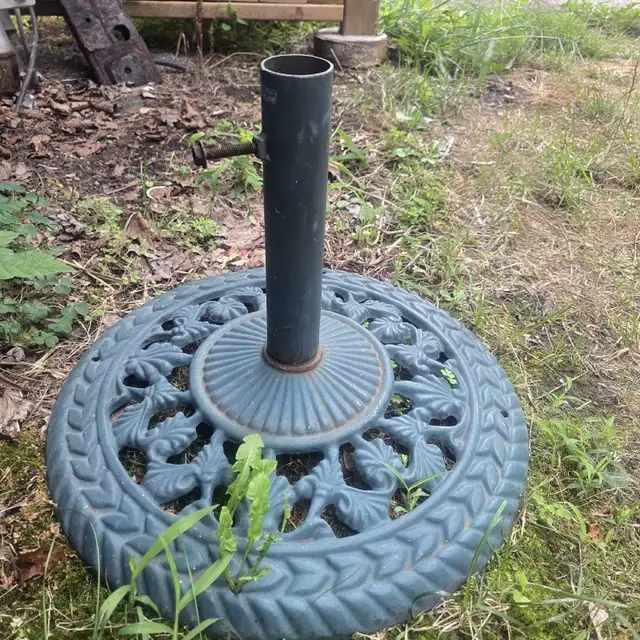 Cast iron Patio Umbrella Base in Patio & Garden Furniture in Kawartha Lakes - Image 2