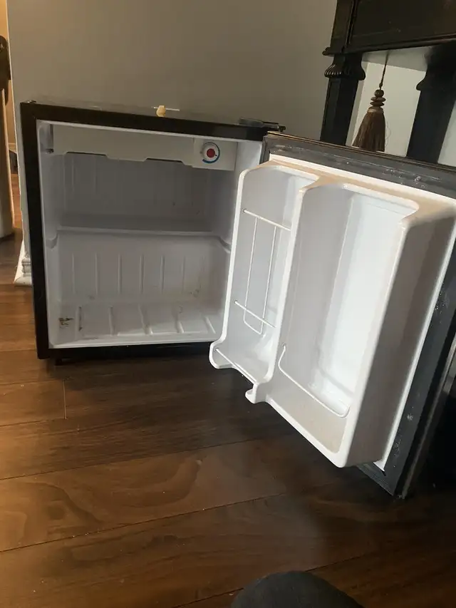 Danby SCR054BLS refrigerator in Refrigerators in City of Montréal - Image 3