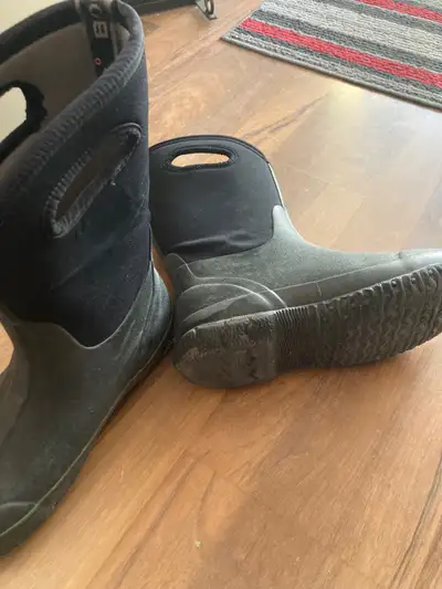 Bogs winter boots size 6 Youth, View more