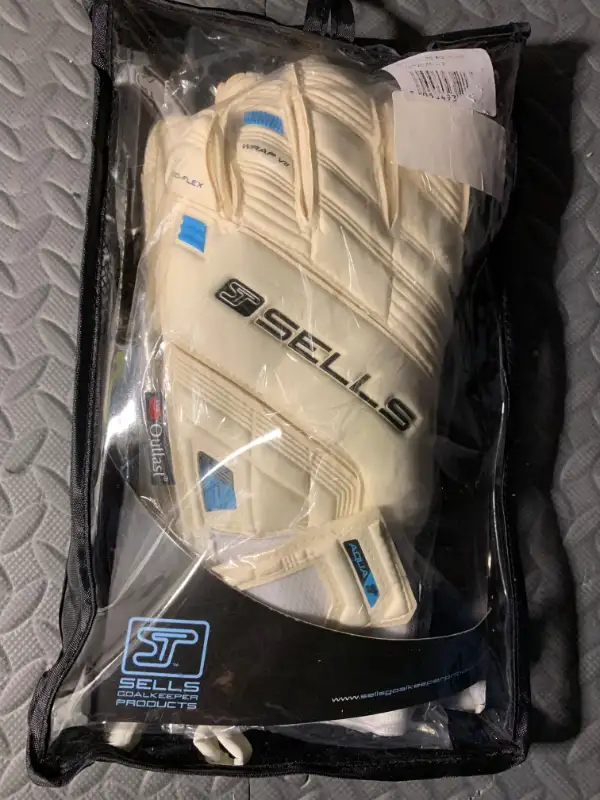2010 Sells Soccer Goalkeeper Gloves Size 7 Never Used in Soccer in Mississauga / Peel Region - Image 10