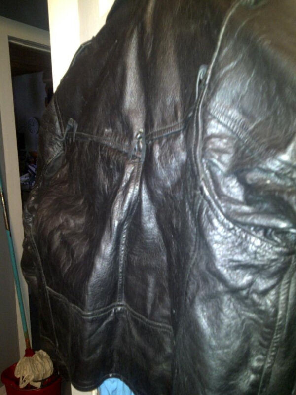 BLACK LEATHER MOTORCYLE JACKET in Women's - Tops & Outerwear in Charlottetown - Image 2