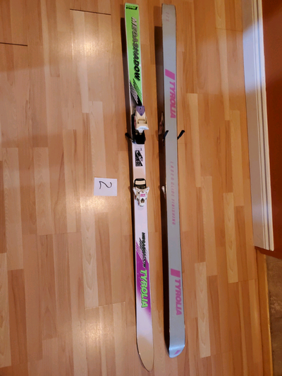 Skis ALPINS TYROLIA 175 cm; bottes F 255; bâtons de 80 à 120 cm., View more