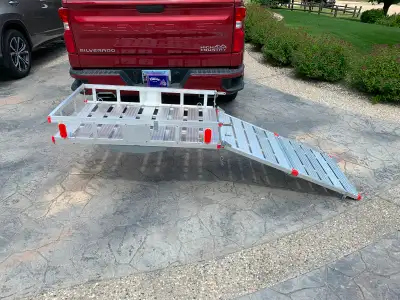 Aluminum hitch carrier Excellent condition Call or text 780-906-4100