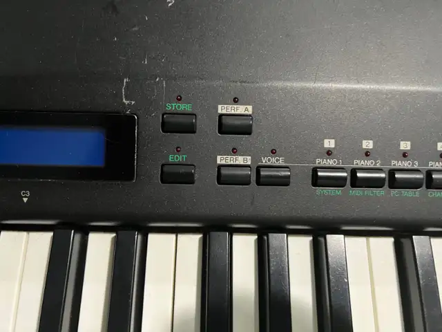 Keyboard Yamaha full lenght with stand etcc in Pianos & Keyboards in Longueuil / South Shore - Image 5