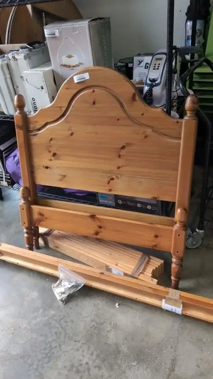 BEDFRAME - SINGLE SIZE - PINE - COMPLETE - in Beds & Mattresses in Delta/Surrey/Langley - Image 4