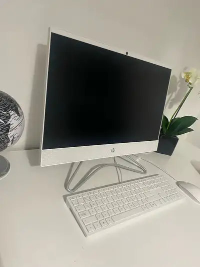 Excellent like brand new condition, literally used twice. Comes with Keyboard & Mouse, in perfect wo...