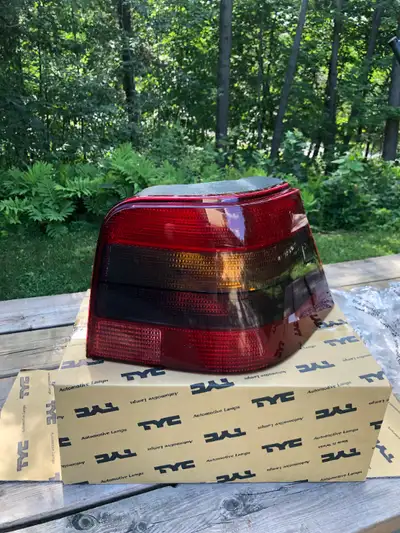 VW Golf MK4 Euro Tail lights Neuve dans la boite Disponible à Orford au 514.512.2599