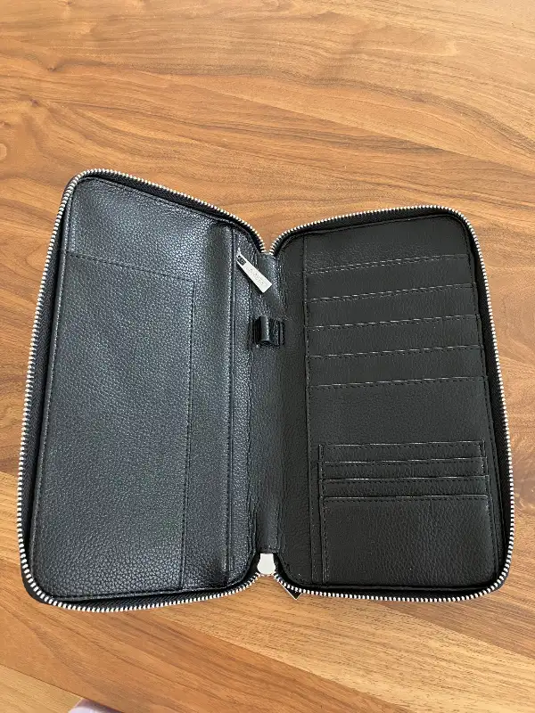 Étui à passeport familial Lambert in Bags & Luggage in City of Montréal - Image 3