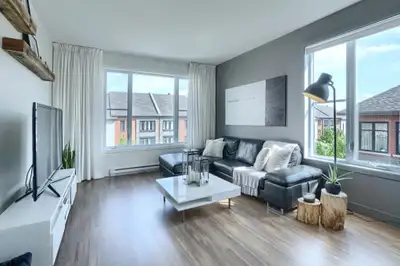 très lumineux, dernier étage, 2 stationnements, 2 rangements (au sous-sol et sur le balcon), très gr...