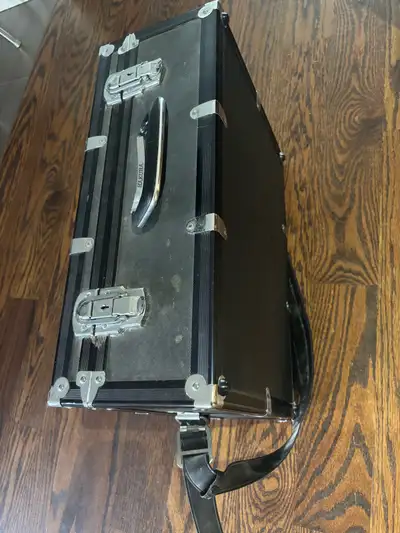 This is a used Hakuba camera case, perfect for safely transporting your photography gear. It's in go...