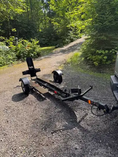 Foldable motorcycle trailer. This black stinger model has a GVWR of 2000 lbs. (907 kg). It features...