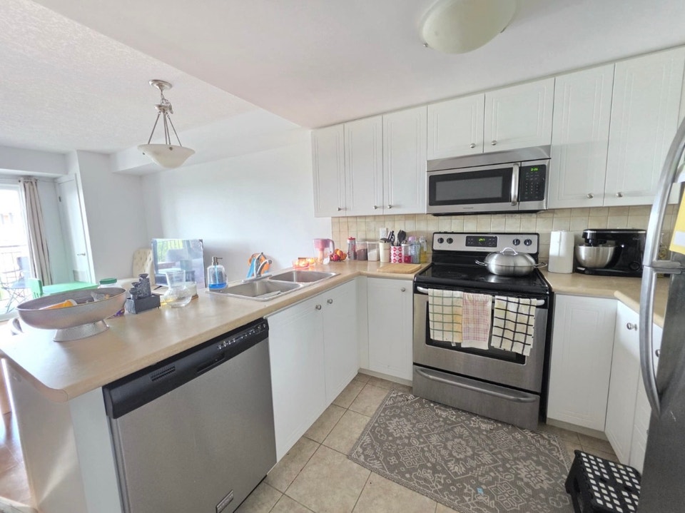 3 bed 2 bath condo southend guelph $2895 all in heat hydro water 2