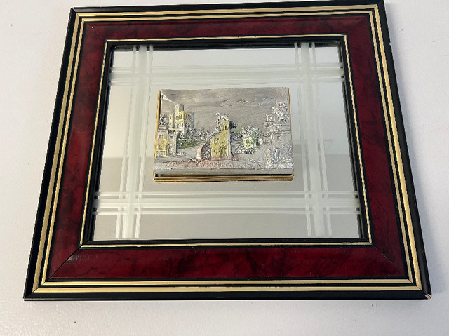 Framed bas-relief sculpture BUILDINGS SILVER & GOLD 35.5"X31.5" in Arts & Collectibles in Longueuil / South Shore - Image 3