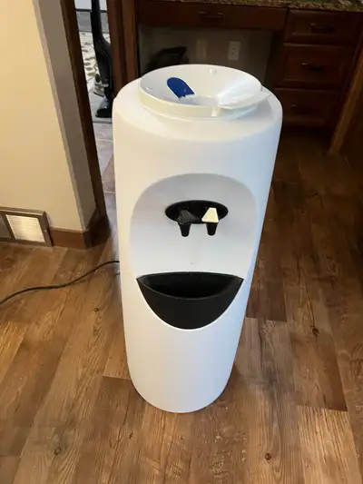 World of Water cooler. This unit has been previously used but is in good working condition. It's per...