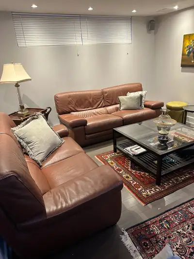 Set de salon en cuir complet avec 2 tables valeur de 6000$ acheté chez meubles Reno