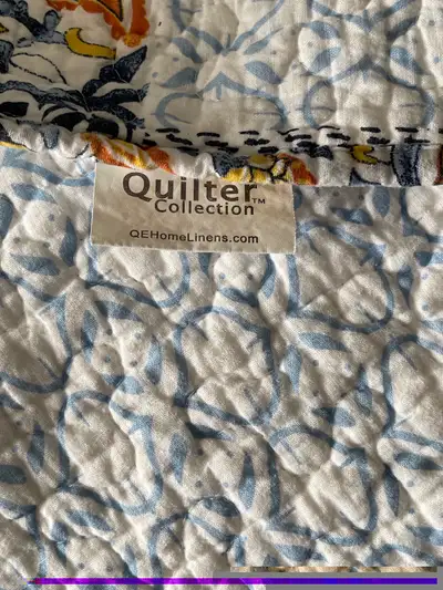 King size reversible quilt with 2 matching shams - like new, View more
