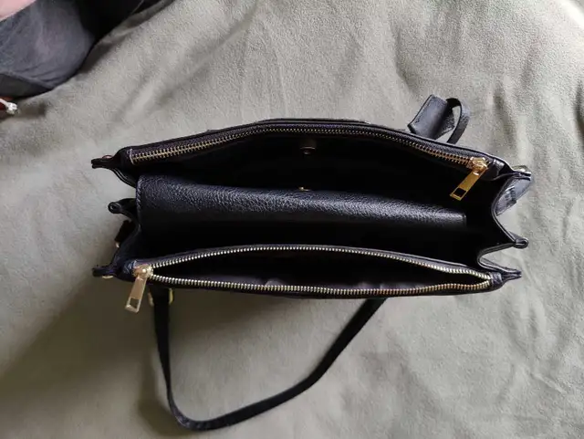 Woman's Black Handbag  in Women's - Other in Mississauga / Peel Region - Image 5