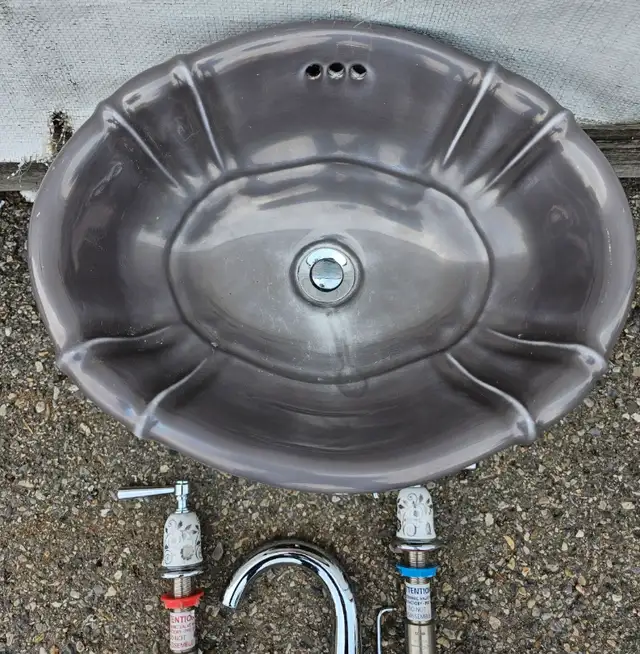 Porcelain Sink and high-end Taps (+faucet)63848997674371124