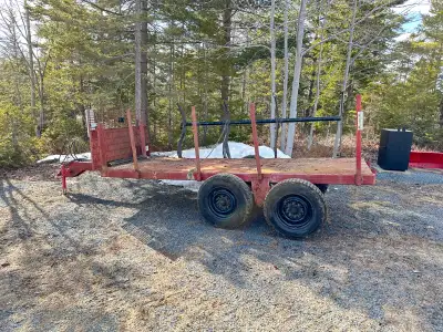 This homemade log trailer is very robustly built, equipped with a hydraulic side loading system simi...