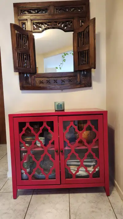 Buffet / meuble de rangement décoratif rouge avec portes vitrées, View more