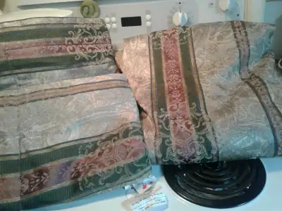 15$ En Satin Set Couvre Lit + Oreille colore Argent/ Or/ Mauve/ Vert Queen size 87" longue x 84" wid...