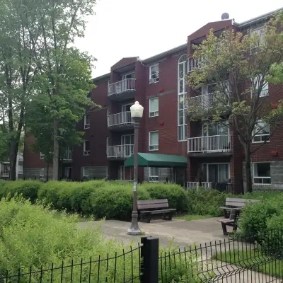 3.5 avec piscine,  ascenseur et stat. intérieur.