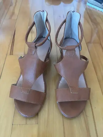 Sandales tan COMME NEUVES super légères, taille 6 – DISPO À LONG, View more
